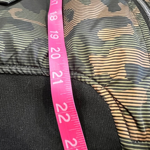 Two One Two Women’s Camouflage Bomber Jacket size Medium EUC - Picture 5 of 10